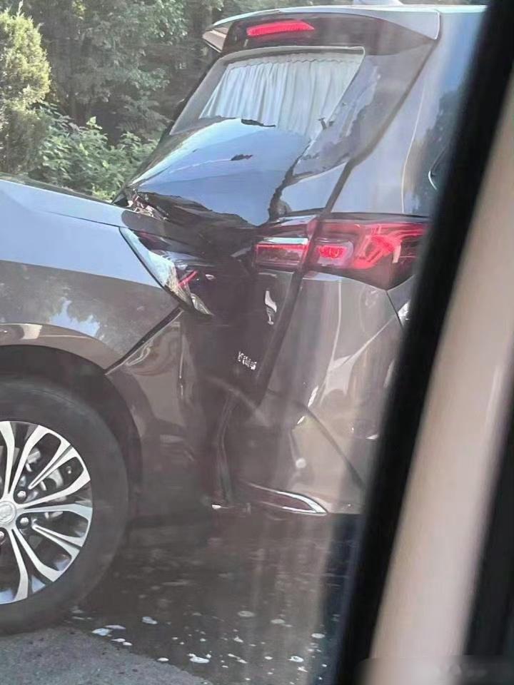 #宋亚轩刘耀文的车被追尾#是今天跟车的吗，把车都撞成这样也太吓人了[衰] ​​​