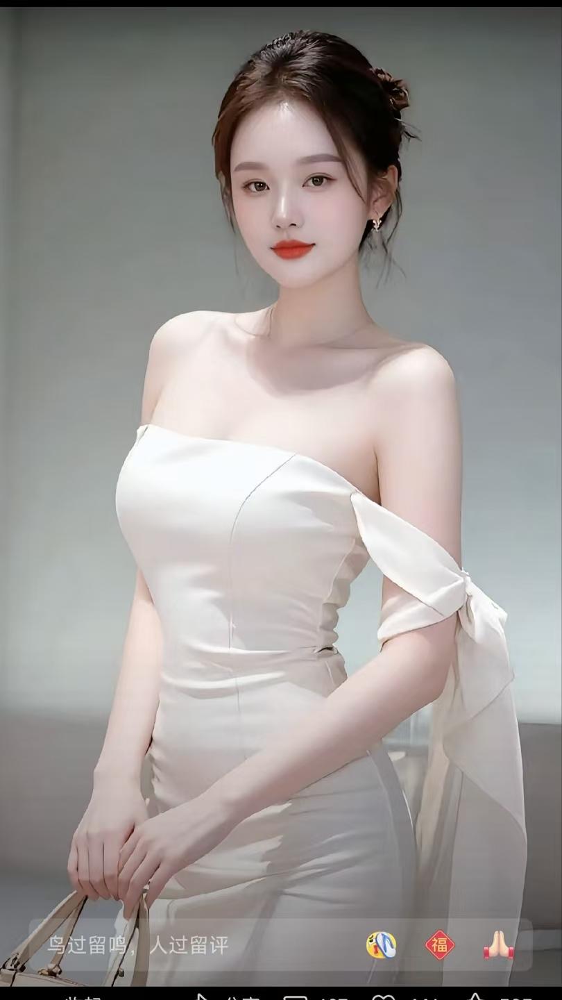 捣练子·雅韵
冰作质，玉为容，
轻绡曳袖暗香浓。
明眸一转含清韵，
一顾嫣然动四