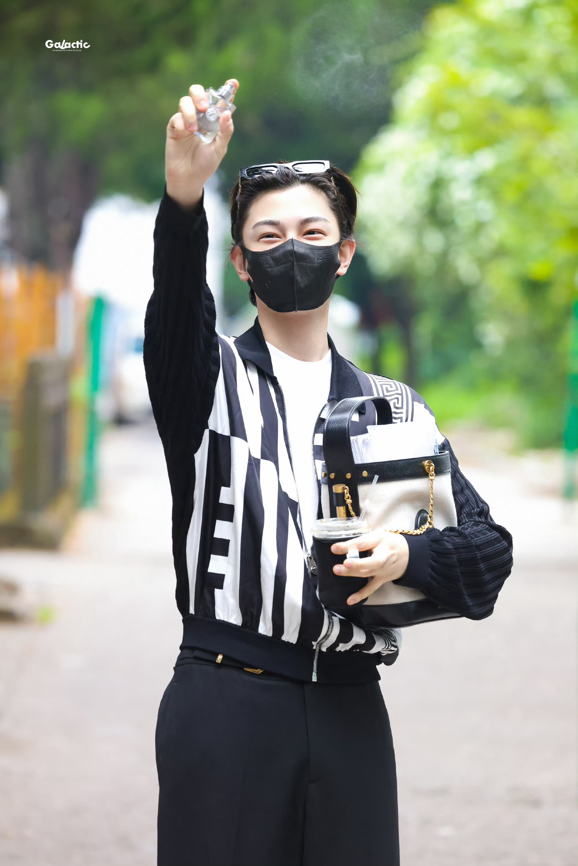 我也要丁禹兮给我喷香香🥹丁禹兮上班路给粉丝喷香水