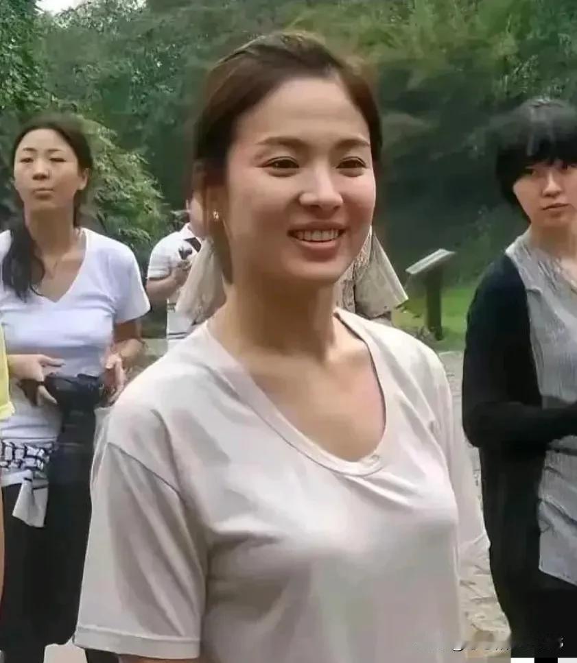 宋慧乔，真是很真实的一个女演员。说两个字的评价就是“好看”；三个字的话，“挺好看