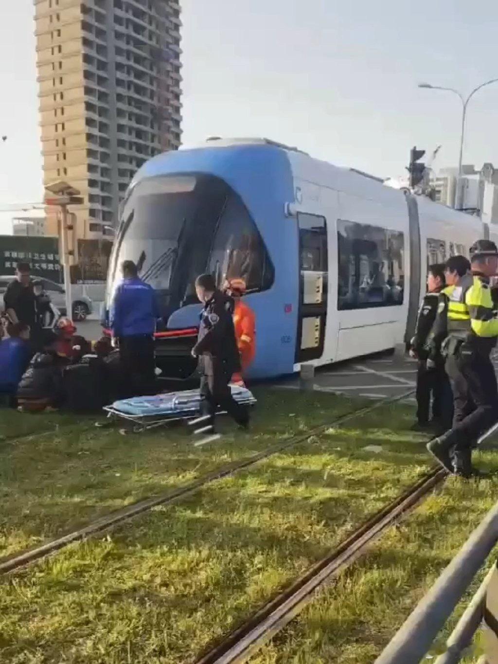 武汉有轨电车与电动车相撞 4月9日，湖北武汉关山大道附近发生有轨电车与电动车相撞