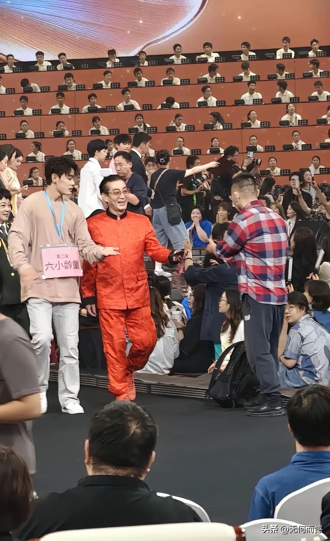 老话说的好，细节决定成败，关键就看接待，百花奖名牌设计引争议，仪式感不该如此简单