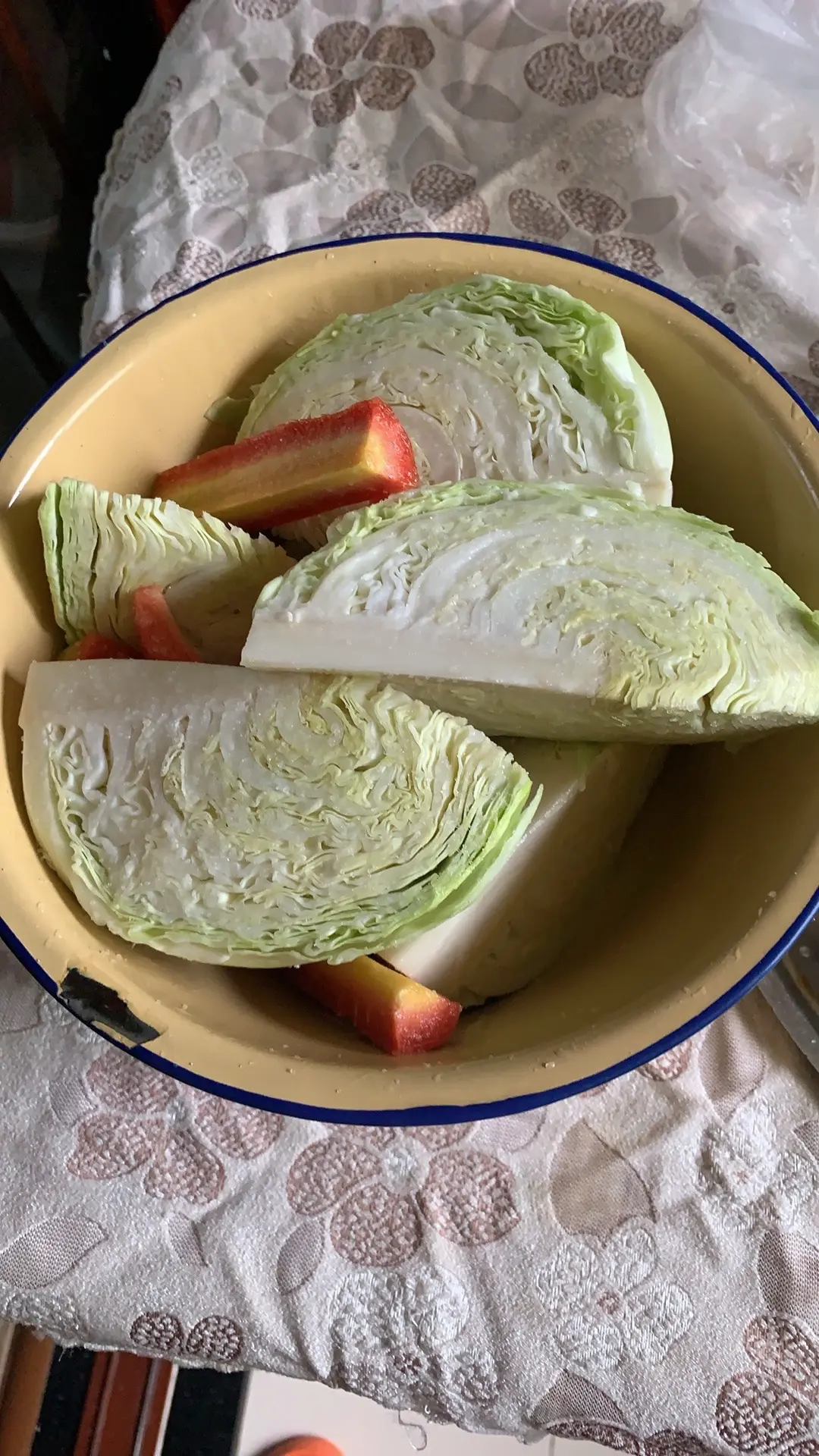 以往都是在冷天腌制泡菜，期待成果吧