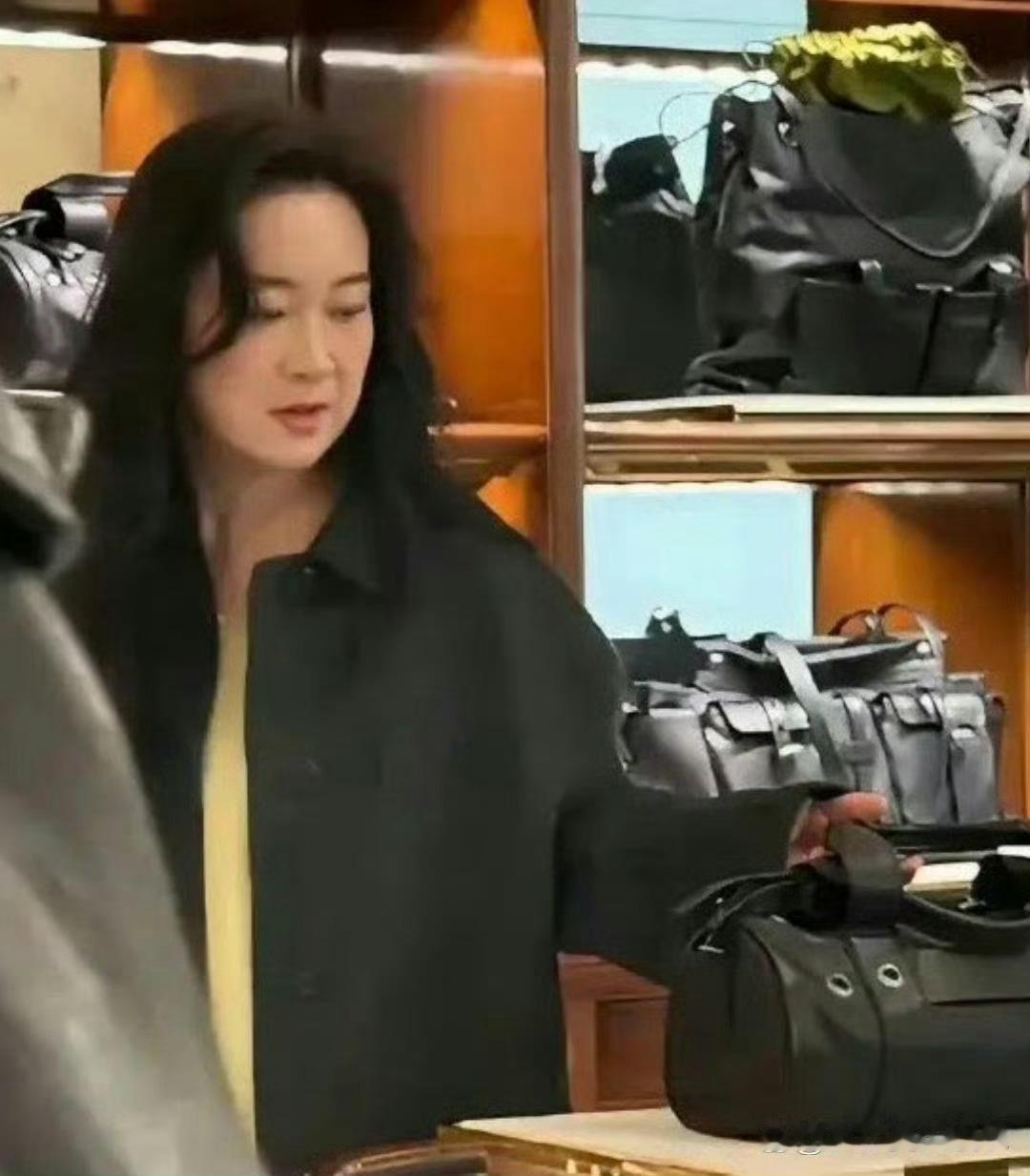 贾玲宛若换了一个人。告别臃肿身材与喜剧人设，整个人气场大变，造型时尚精致，气质清