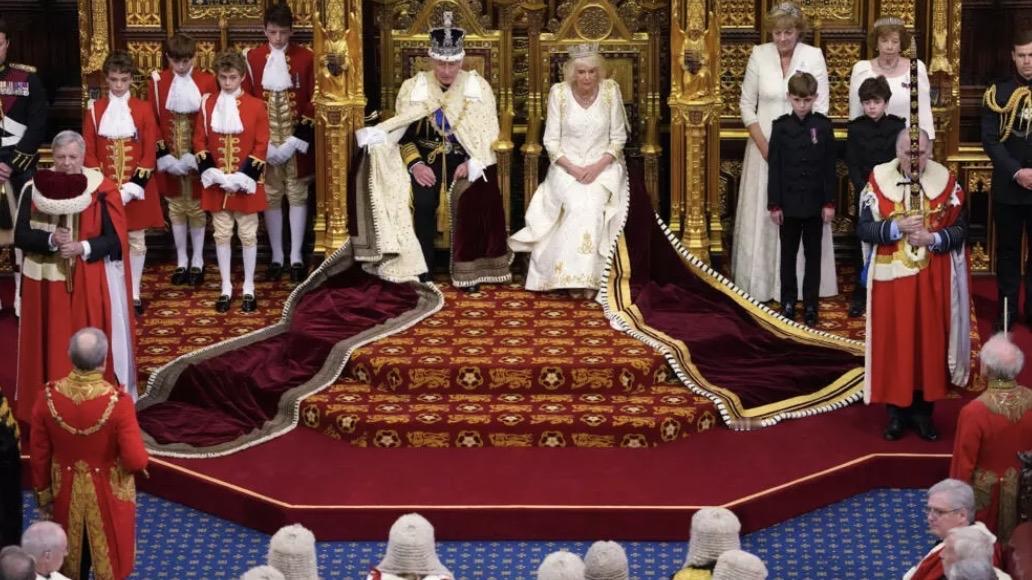 查尔斯国王将阐述英国政府议程，而斯塔默则竭力挽救首相职位欧洲
查尔斯三世国王将于