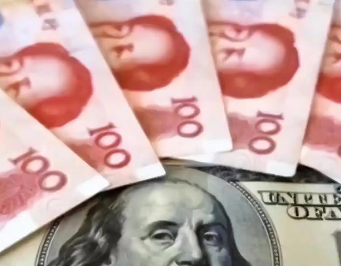 你拋我的美债，我就卖你的中债！美国财政部公布了 8 月份的国际资本数据，中国持有