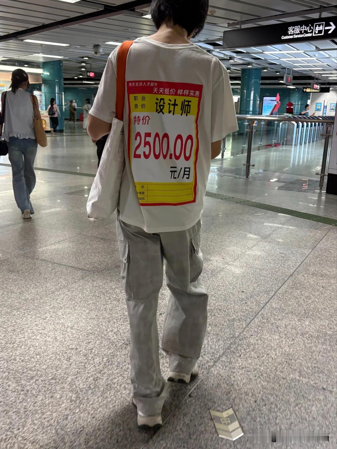 设计师或许是所有职业中性价比极高的存在，薪资不高但事务繁杂，一份工作所需掌握的技