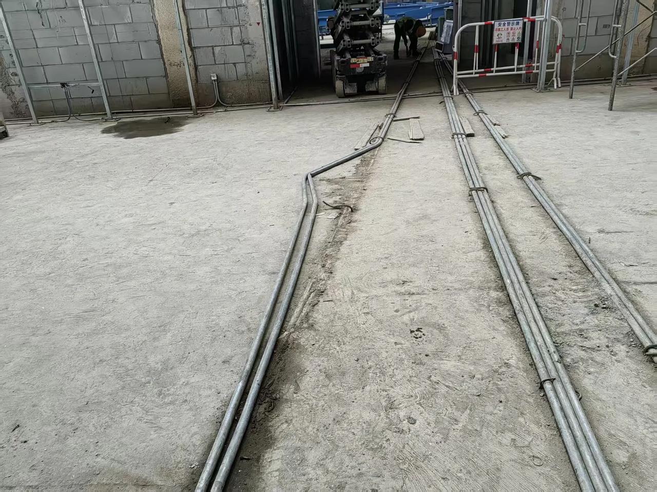 大家好，我是水电工星仔，今天到楼顶去看了下监理说的需要整改的地方，
看了也是无语