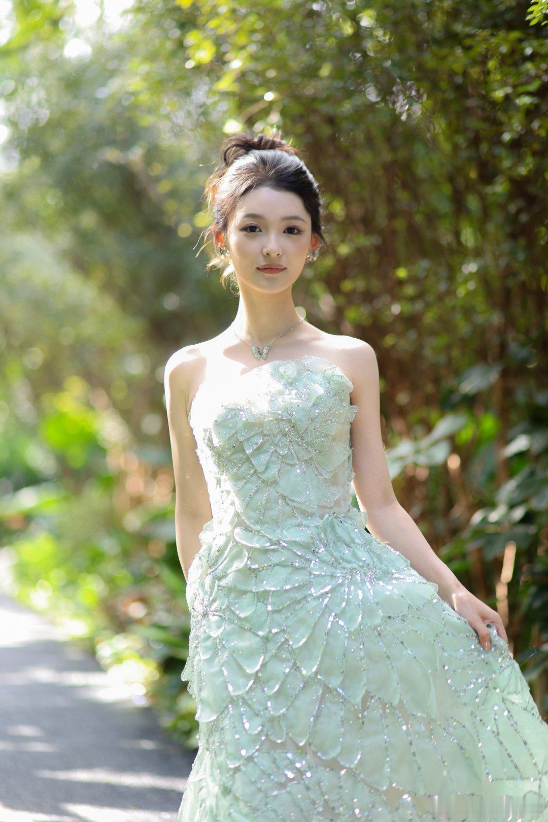 尚新月蝴蝶公主 尚新月这次的蝴蝶公主造型真的太成功啦！她不仅颜值能打，在主持时的