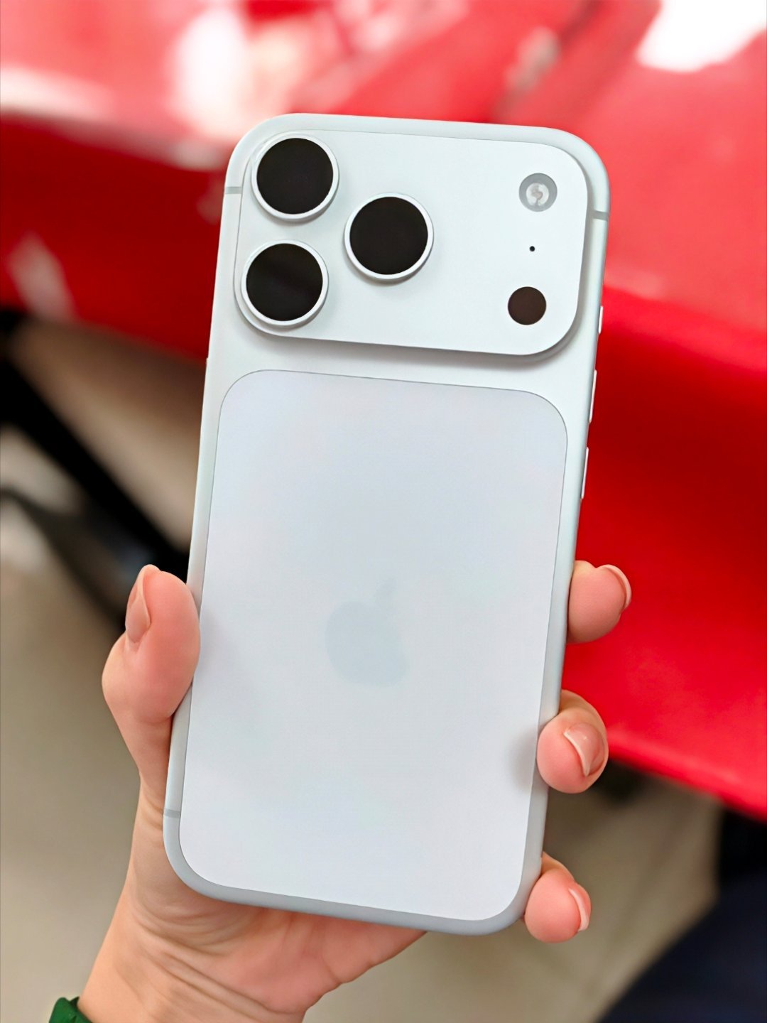 iPhone17系列展示机刮痕原因 ？自苹果iPhone 17系列上市以来，机身