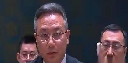 联合国会场，菲律宾代表拿着稿子，清了清嗓子，准备重提十年前那个南海仲裁案。
 