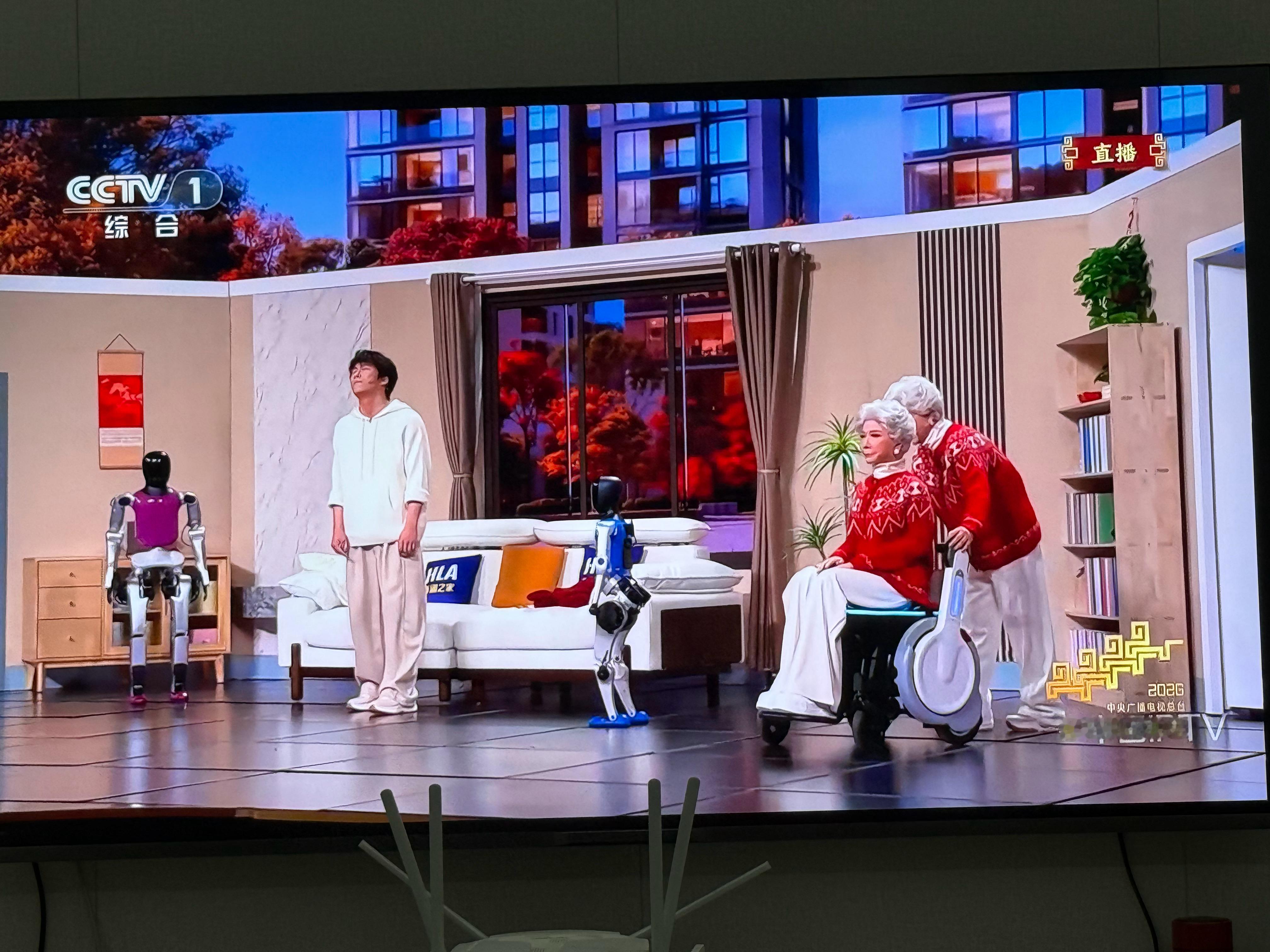 春晚笑不活了，刷到网友说“春晚被机器人攻占了”，我举双手赞成！才播三个节目，机器