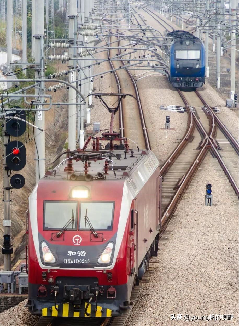 湛江西站旁，等待信号的准高速机车——和谐电1D电力机车与东风11G内燃机车。这两