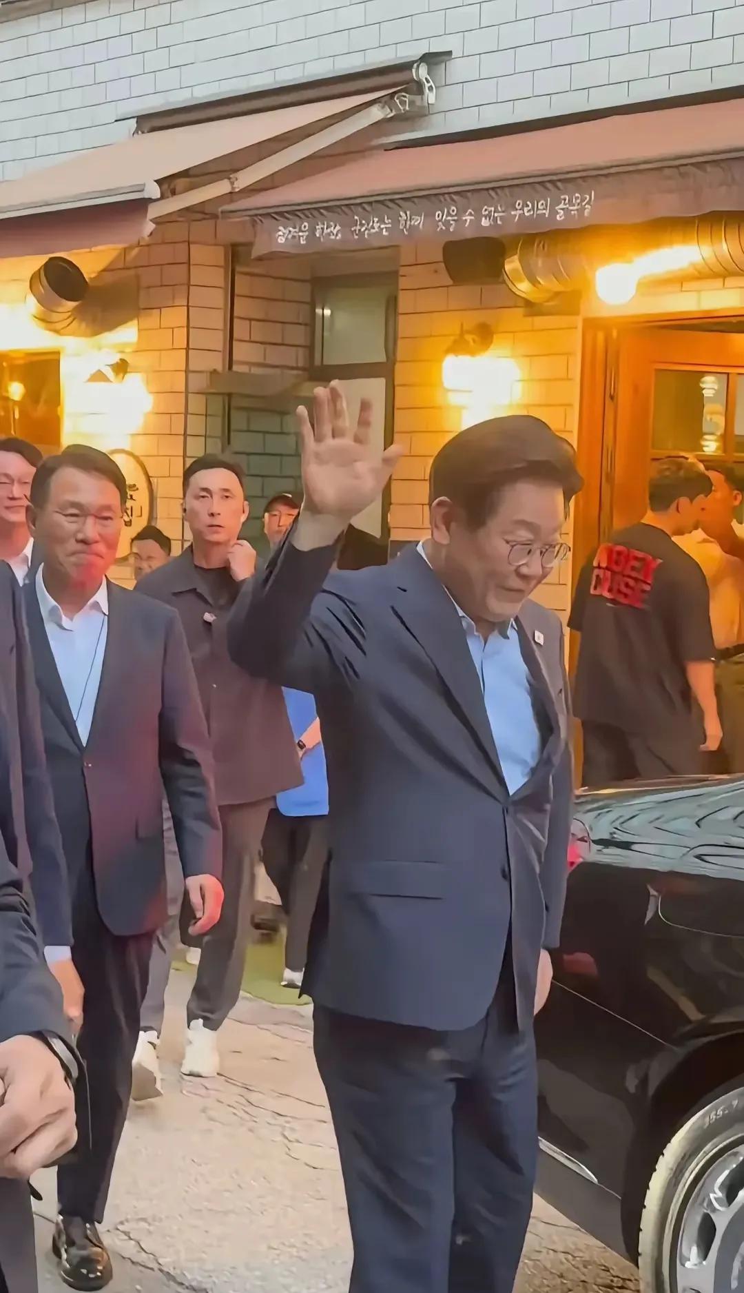 韩国总统李在明促进国民经济消费的手段是挺鲜明的，独具创新。这时候他率领大量的民众