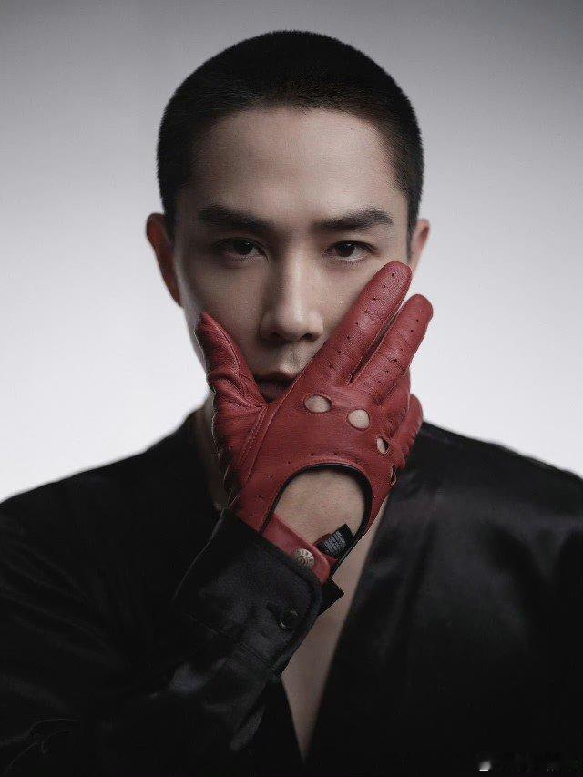 李承铉寸头 李承铉这造型转变太绝！从长发的温柔模样，一下切换到寸头霸总范，那气场