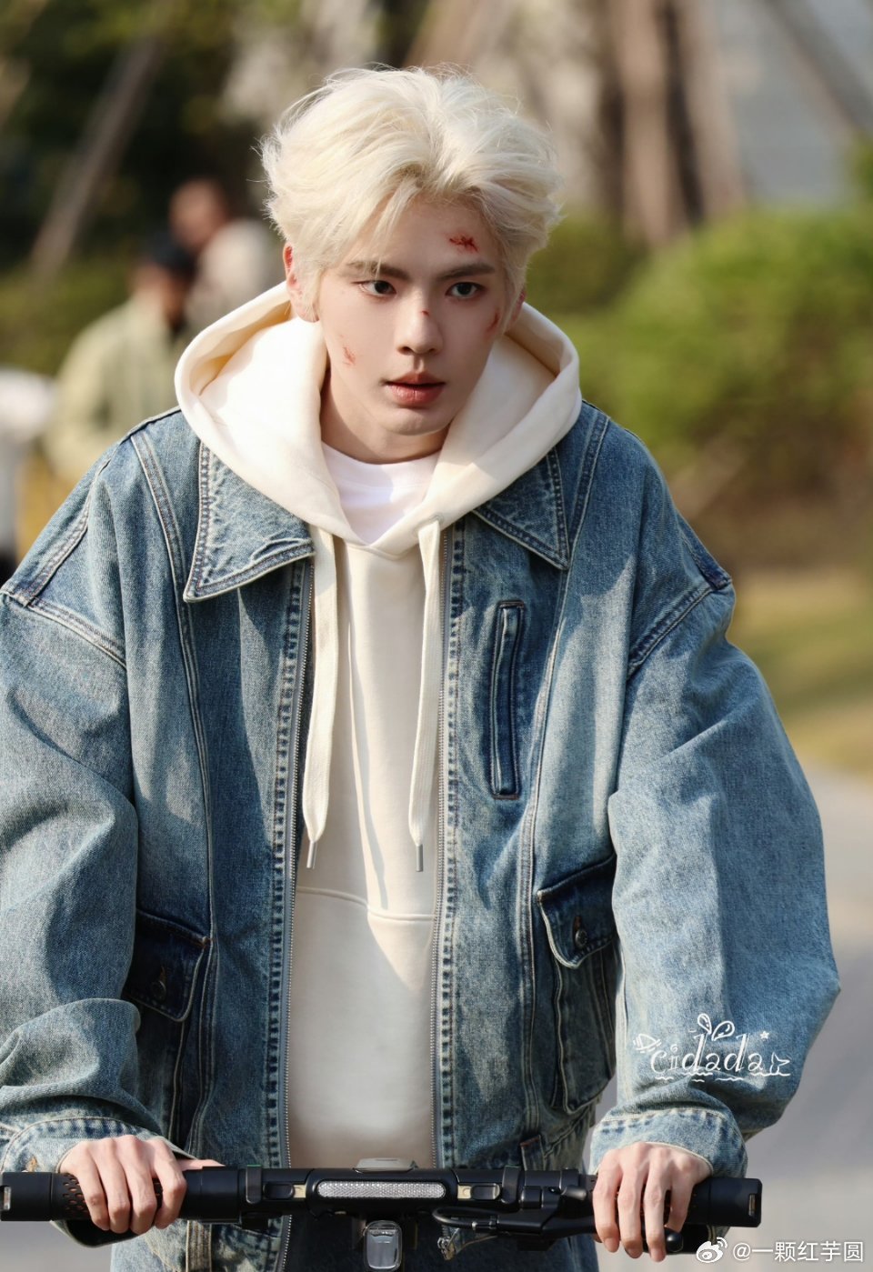 毕雯珺《黎明前他会归来》路透！裴川银发战损妆，好绝啊