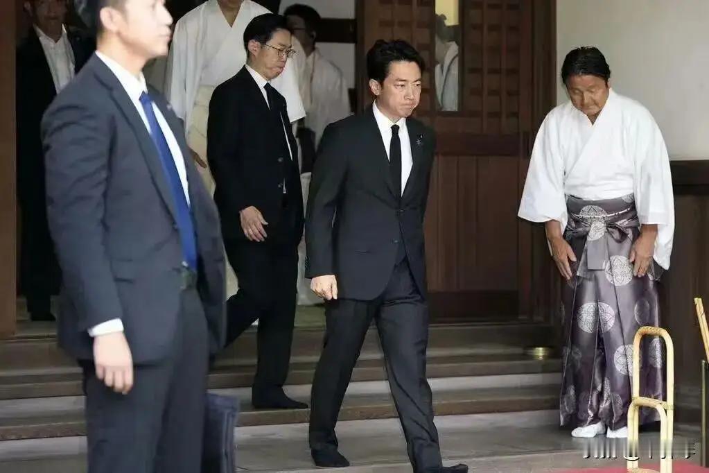 8月15号，周六，日本那边选的就是这个日子"拜鬼"。高市早苗以自民党总裁名义给靖