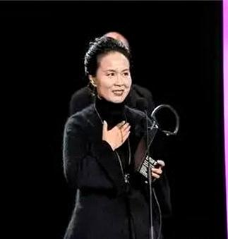 让人愤愤不平的是，赵萧泓站在聚光灯下，
说出"感谢我自己"的时候，她身后的黑暗里