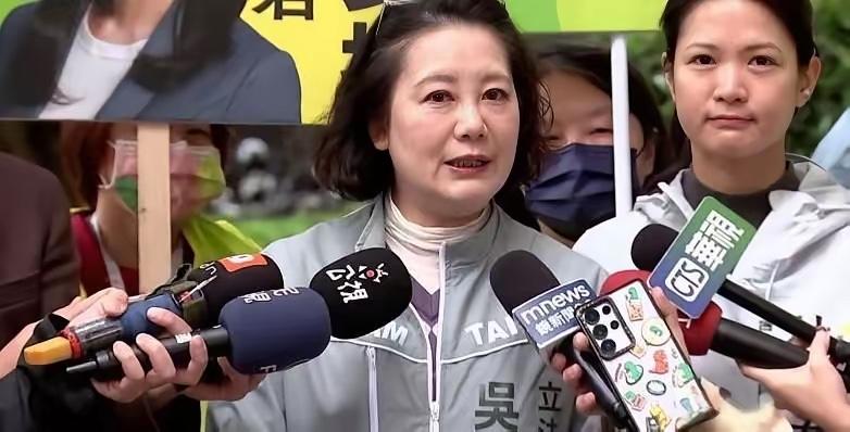 民进党立委吴思瑶今（17日）在脸书发文妄称，马英九和萧旭岑切割就是因为萧旭岑是郑