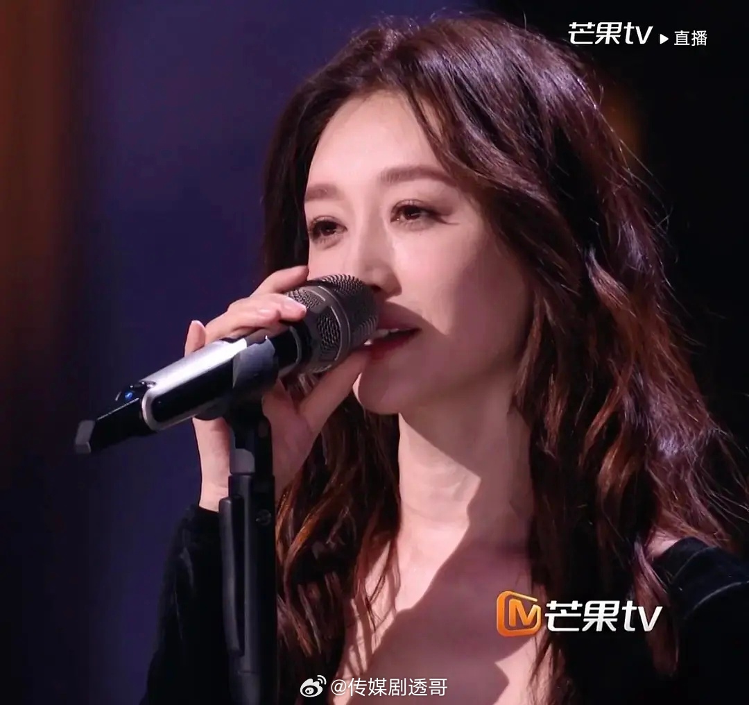 李小冉居然比温峥嵘大两岁，李小冉76的，温峥嵘78的，小冉真的太美了，完全看不出