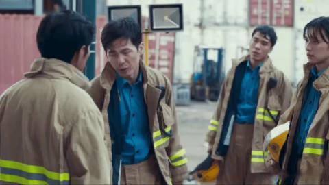#黎杰峰 火焰蓝下的柔情# 黎杰峰的火焰蓝之旅充满艰辛，白宇却用细腻表演勾勒出他