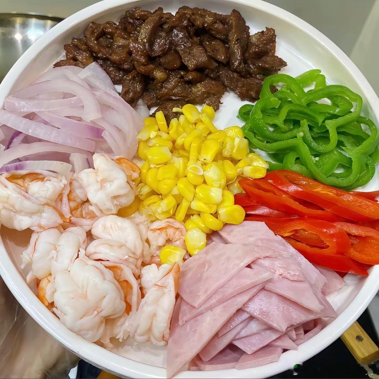 最近想吃披萨🍕把冰箱里的食材再扫荡一下相信我。特别好吃。黑椒牛柳也可以换成其他