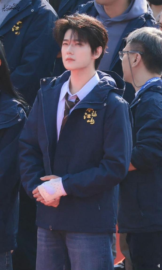 杨洋回应手骨折杨洋左手骨折了 杨洋手骨折了，他表示：“在一个恢复时间里，大家放宽