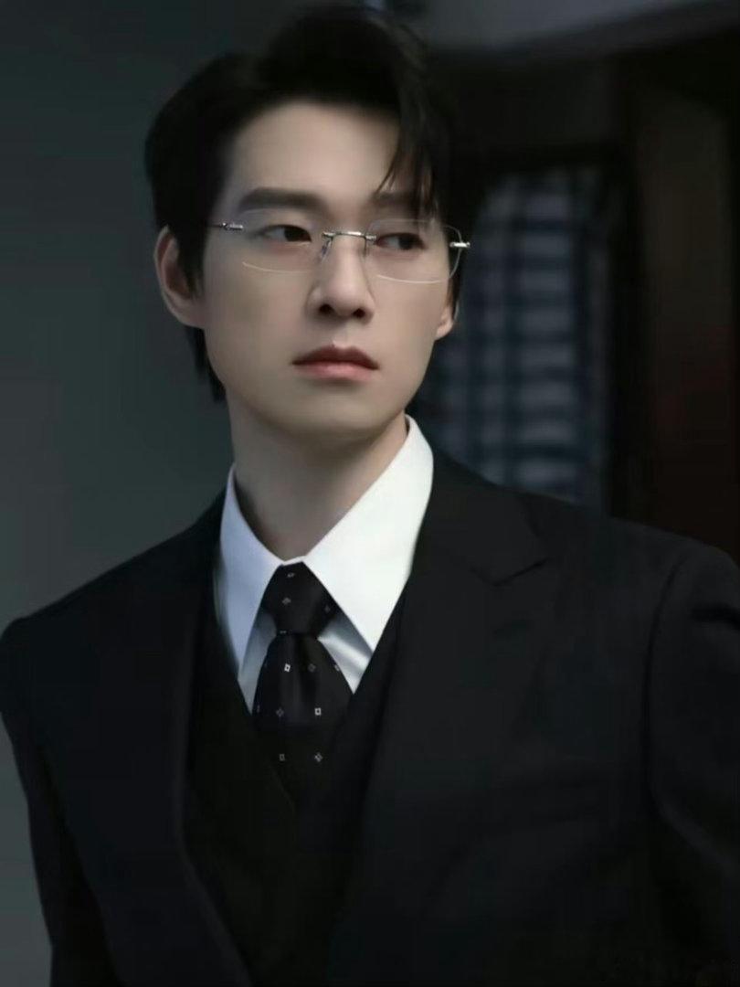 魏大勋角色上新了🕶️《青风吹又生》官宣来袭，魏大勋饰演赵家安，沉静内敛，于暗处