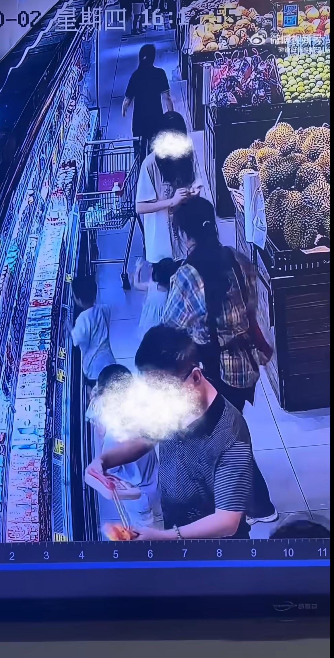 那天在小区门口，一个三岁的小孙子跑着玩，不小心把邻居家刚满五岁的女孩推倒在地。女
