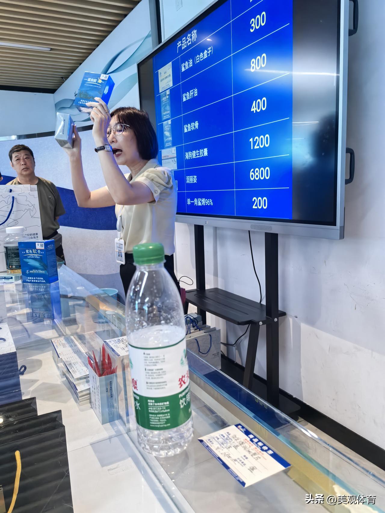 旅游团被带往只有游客才去的购物点是低价旅游团绕不过去的节目。