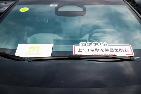 “五一” 假期，重庆的旅游市场异常火爆。5 月 3 日清晨，人民大礼堂前，100