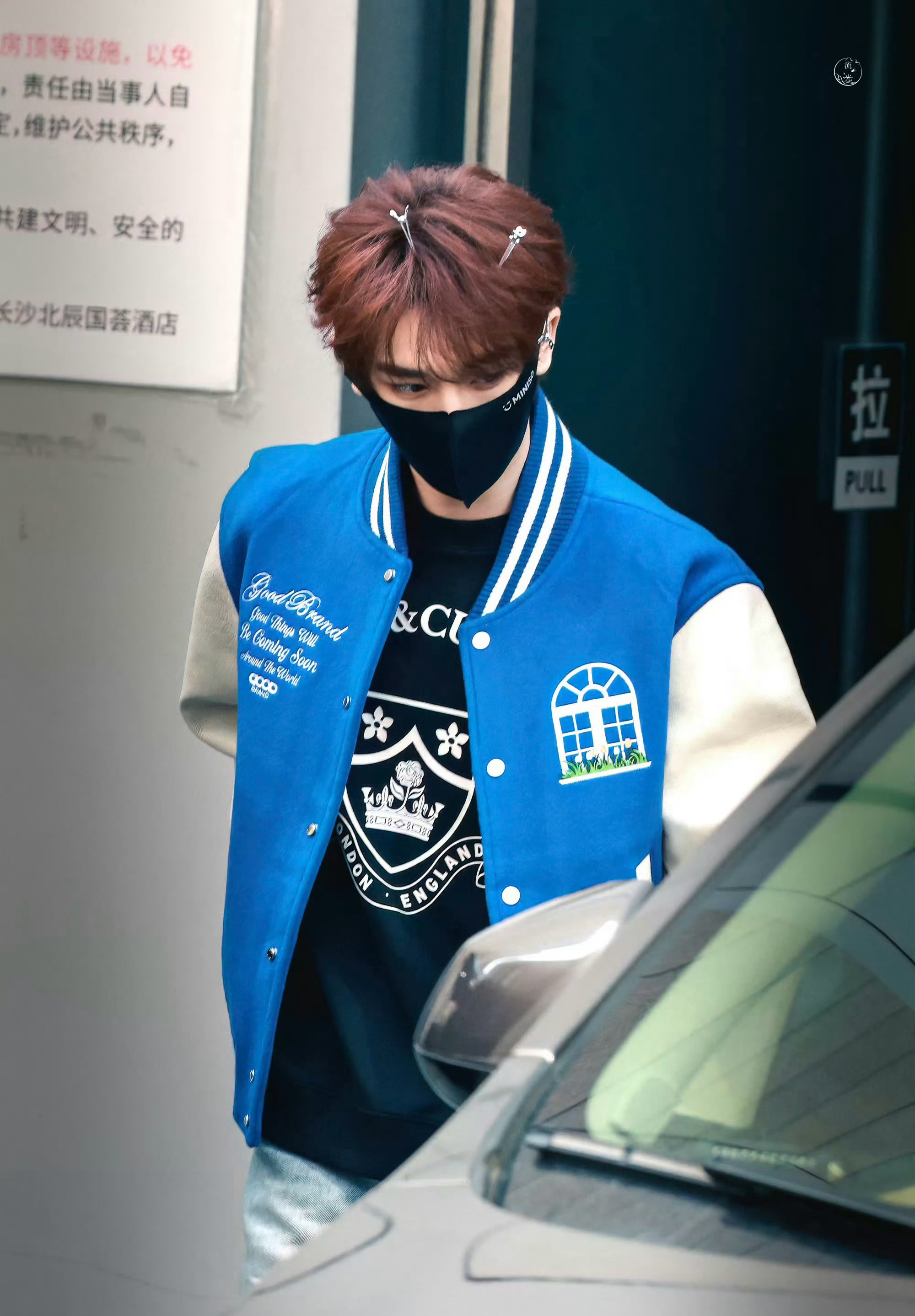 丁程鑫｜你好星期六上班路透，蓝白色拼接夹克搭配浅色牛仔，凸显优越身材比例！就这么