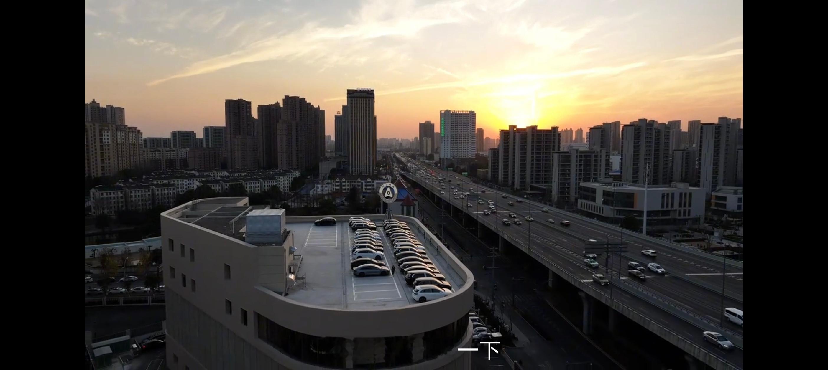 这是鸿蒙智行合肥金寨路体验中心，三楼楼顶是停车库，二楼是尊界专属空间，一楼是常规