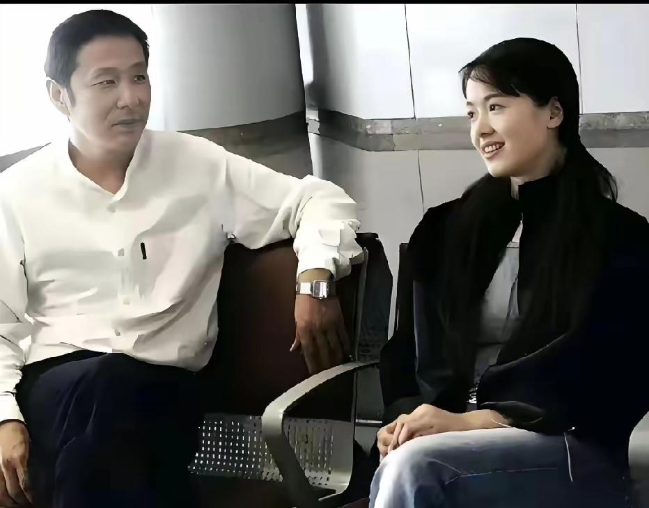 眼神真的骗不了人！

陈道明与左小青当年同框，

眉眼间满是欣赏与默契，哪是普通