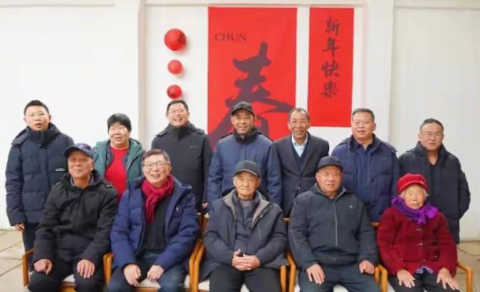 2026年春节，66岁的台大教授苑举正回山东老家过年，还激动晒出全家福。生在台湾