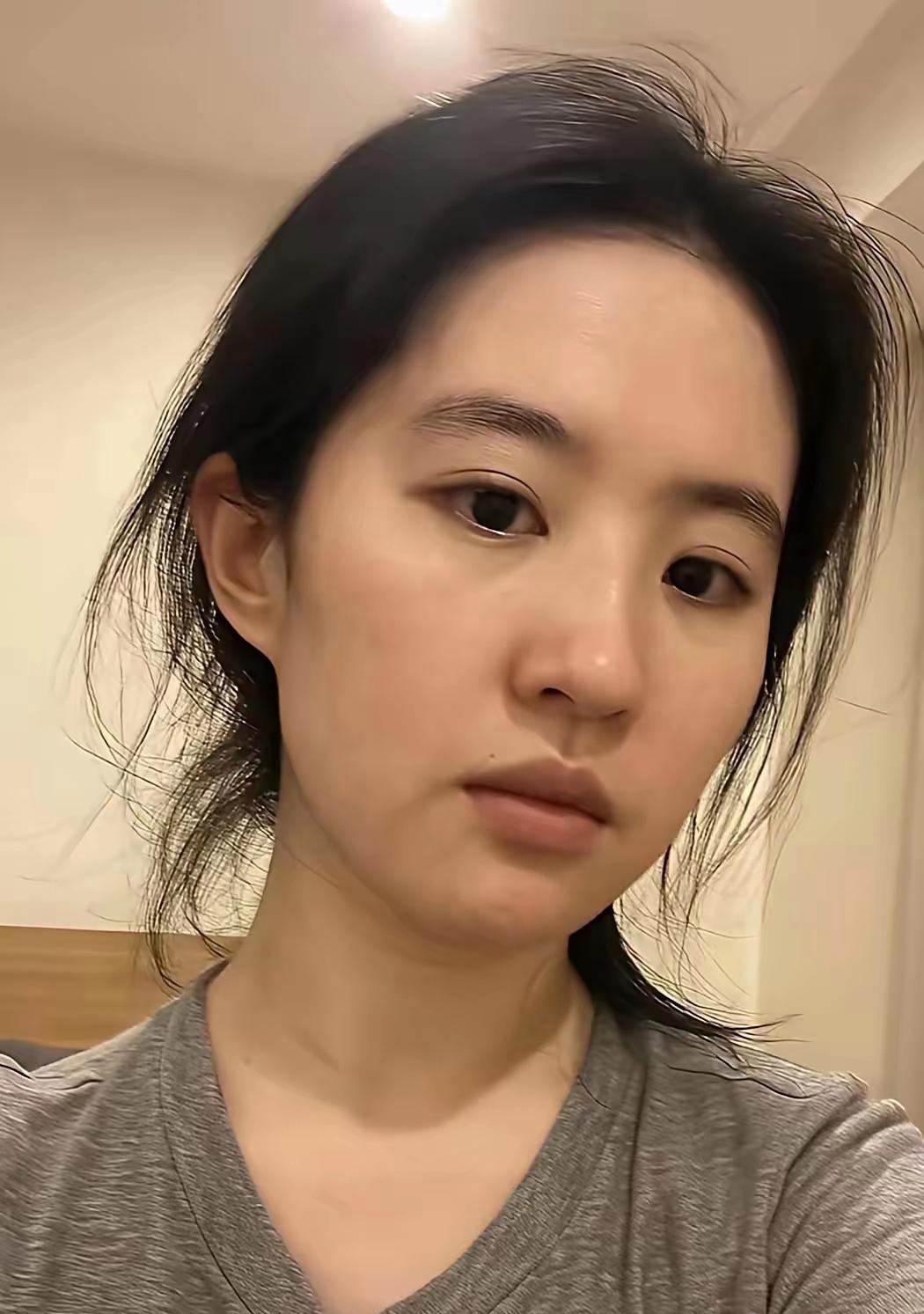 刘亦菲是不是内娱第一美女呢
我觉得刘亦菲是内娱第一美女。她拥有精致的五官和独特的