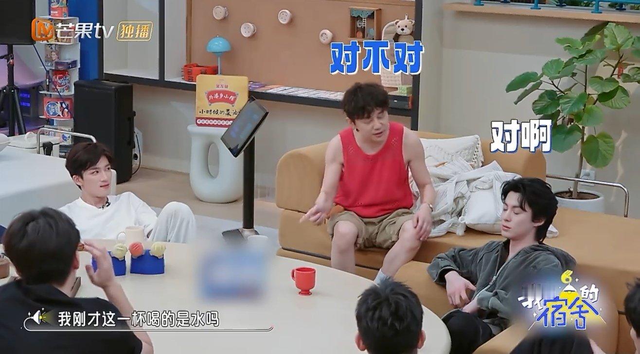 何炅喝的不是水是泪我们的宿舍可在《我们的宿舍》里，他喝水的状态好让人揪心，感觉咽