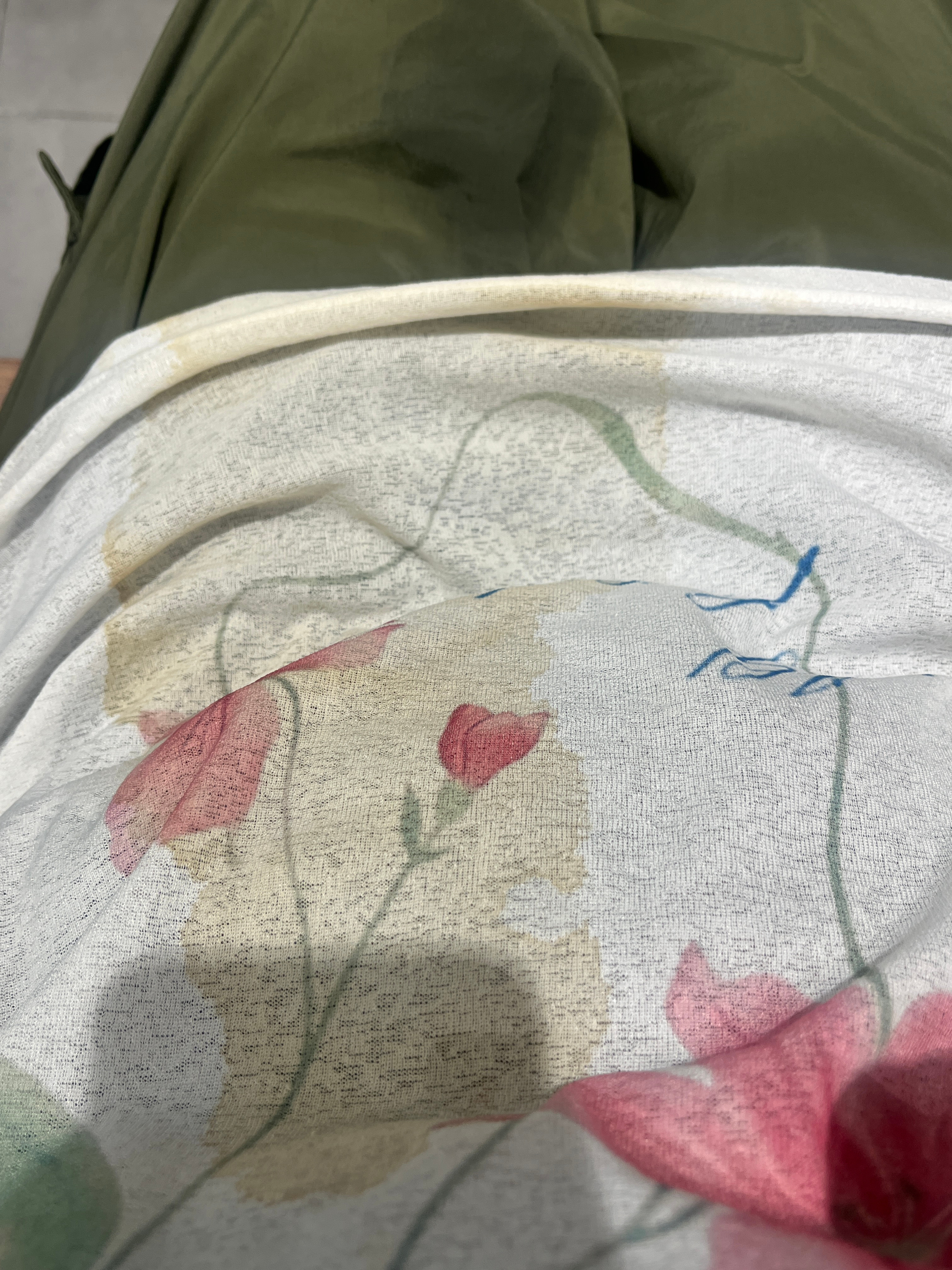 脾气也太好了吧，咖啡盖没盖牢固，然后喝了一口，全扑到上衣，裤子都湿透了😄 尴尬