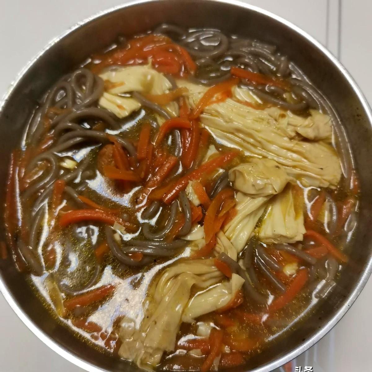 中午这顿饭，算是白忙活了。
一碗面，纹丝不动地撂那儿。
就因为我做的这碗面，颜色