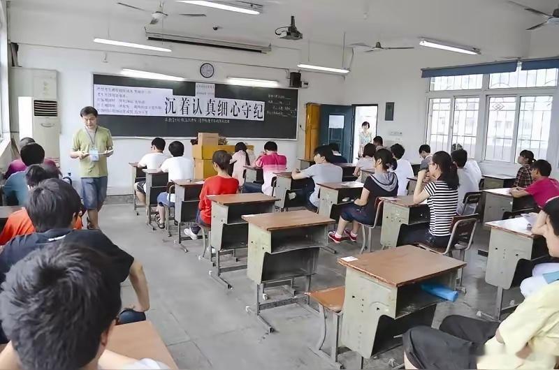 高考千万别忘了带这些东西：1.准考证原件考试凭证，以防万一最好多打印几份备着，可