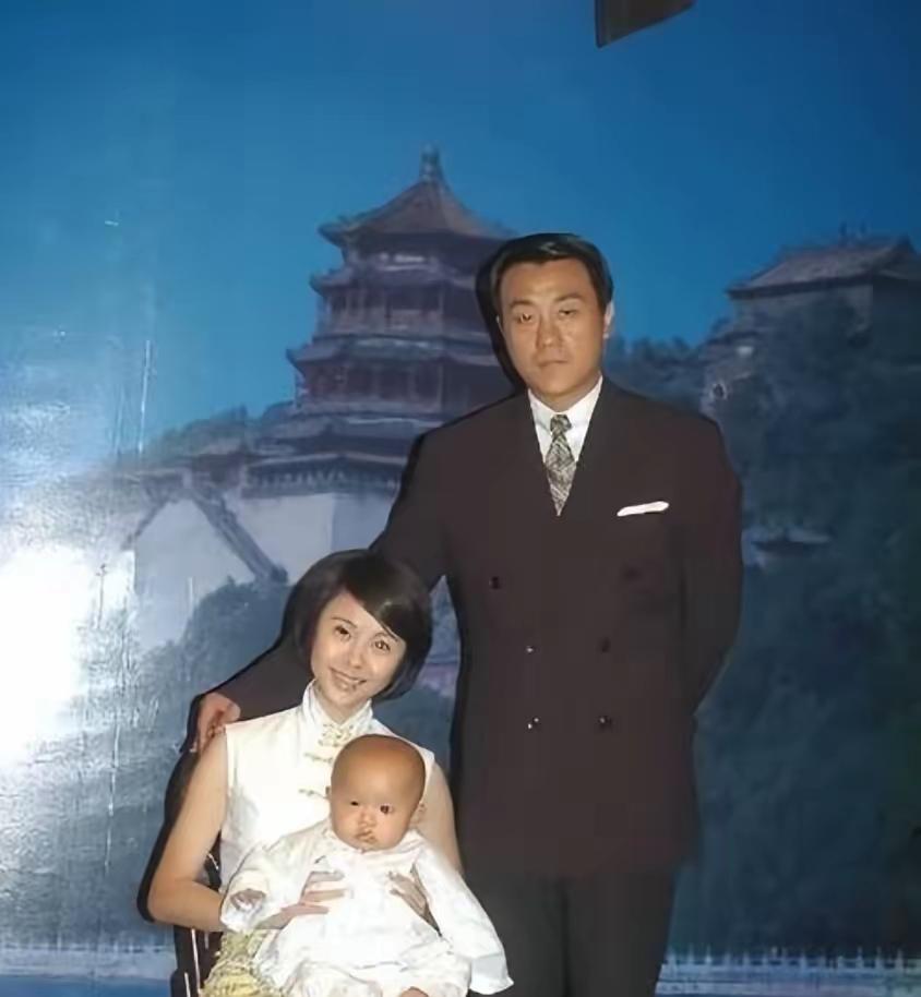 1997年，何冰遇到了多年未见的女同学李海洋，女同学说：“我都29了，嫁不出去了