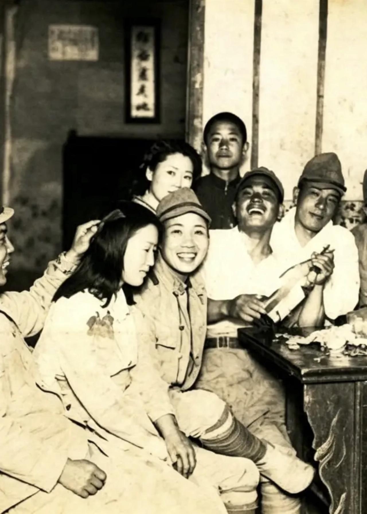 很多人第一眼看到这张老照片，都以为是旧时代的普通宴席，实则是从侵华日军私人相册流