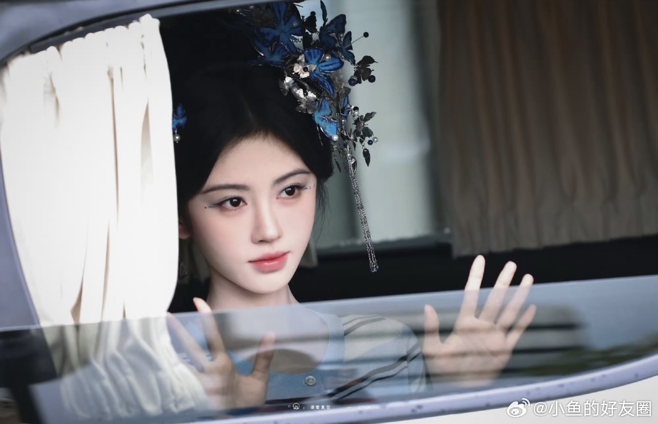 鞠婧祎蝴蝶妖姬万花世界哇鞠婧祎这蝴蝶妖姬路透也太绝了吧！蓝蝴蝶发饰配上冷艳眼神，