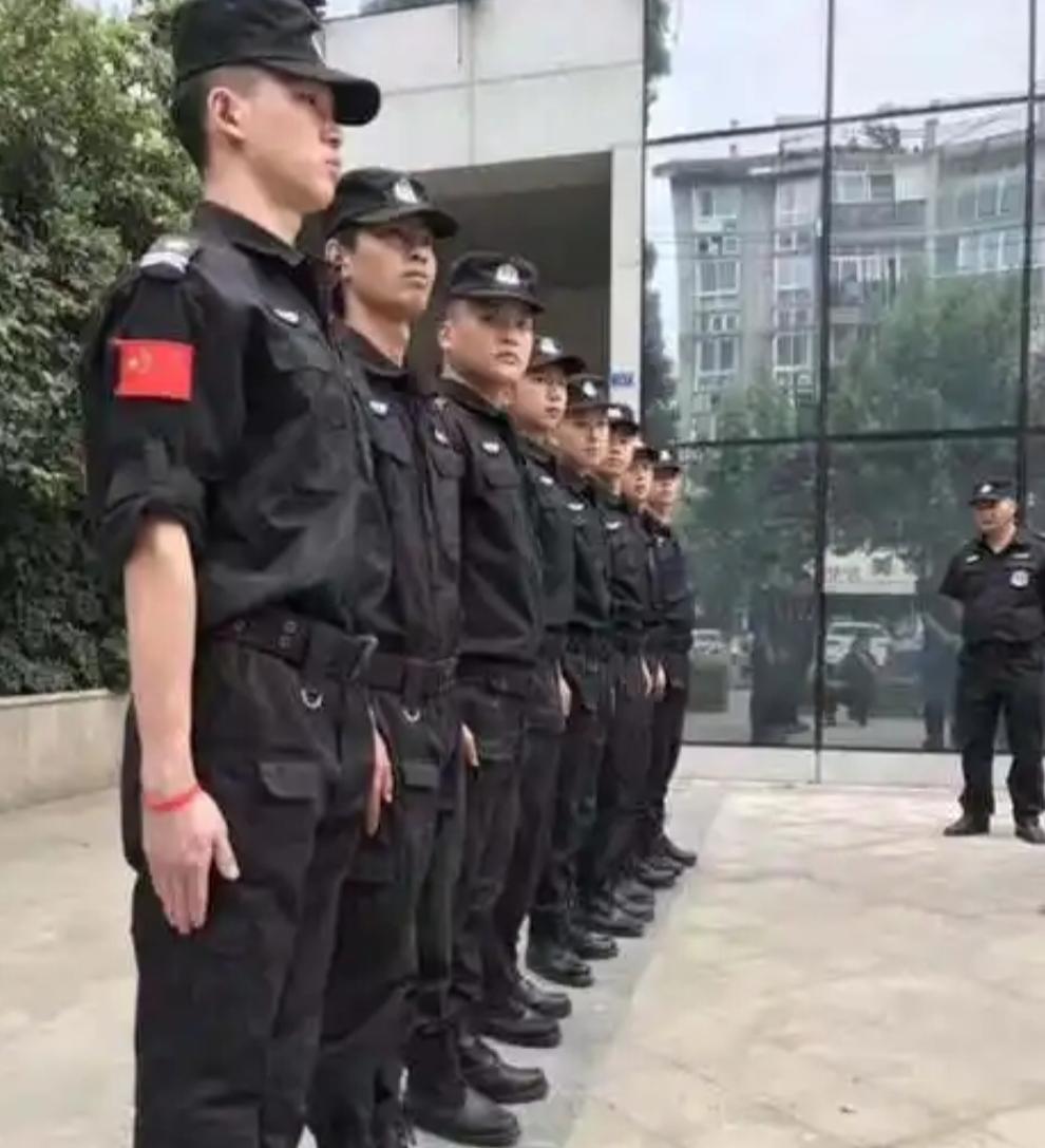 年轻人适不适合当保安完全取决于工资高低以及福利待遇，而不是说这项工作不适合年轻人