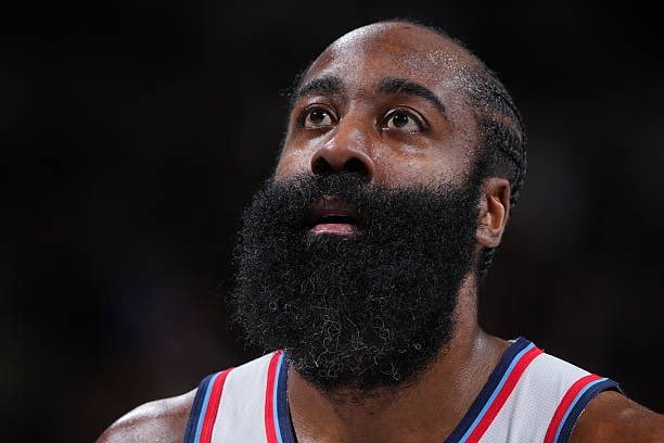 船记Azarly：哈登想在本赛季结束后从快船拿到2年8000万的新合同，但快船不