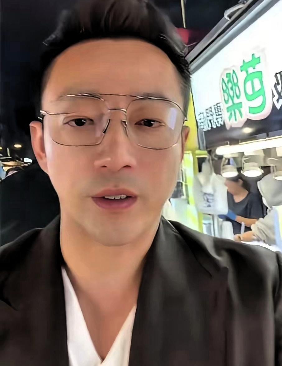 晚上去夜市，小菲带着孩子，人好多啊，小箖箖好爱地瓜球，筱梅也爱吃，他们笑得很开心