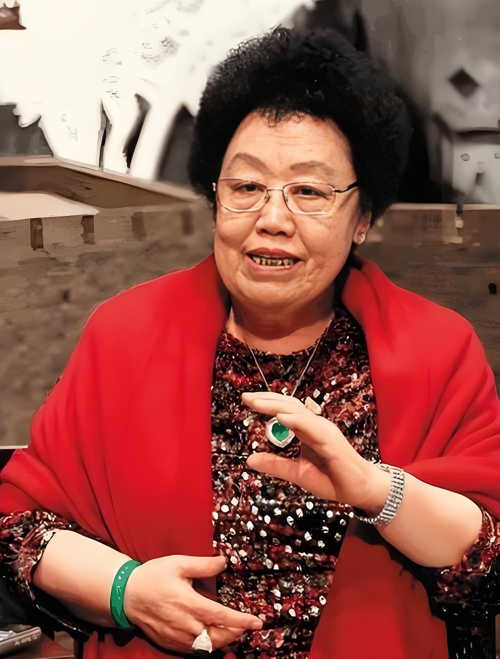 陈丽华到底有多有钱？
 
现在聊这个话题，有点不一样了。因为人已经不在了，数字反