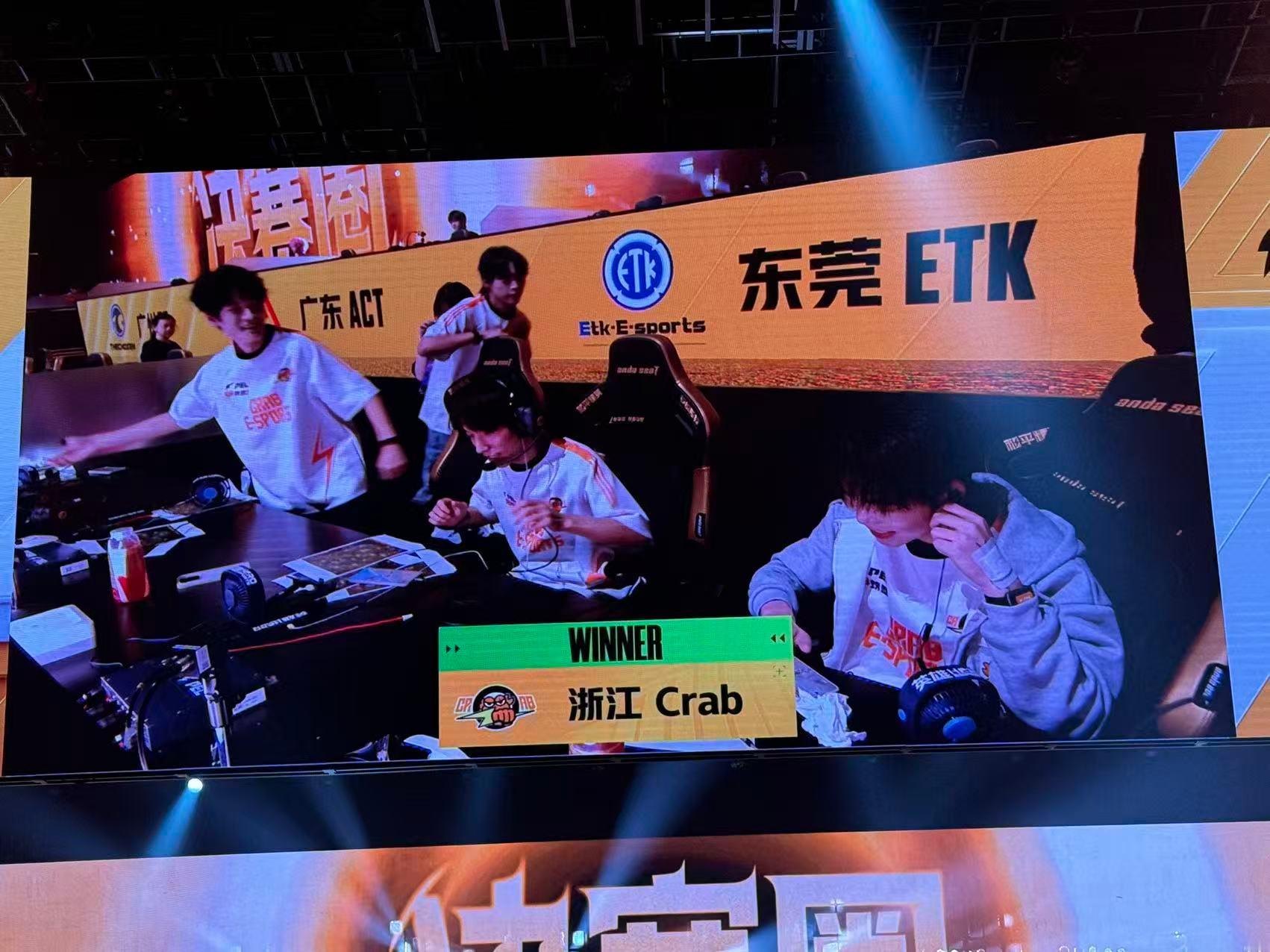 Crab676独狼吃鸡Crab决赛圈独狼稳步前进，抓准对手时机成功淘汰吃鸡，顺利