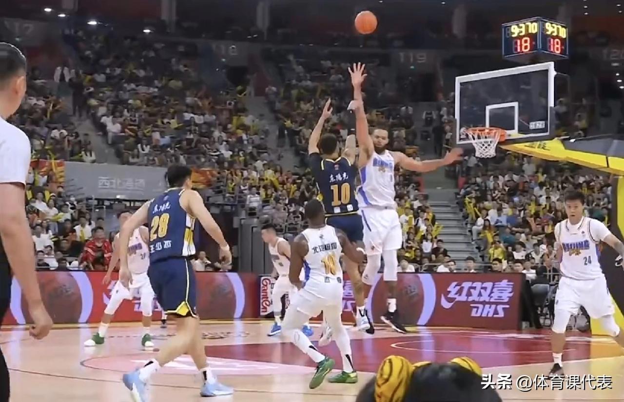萨姆纳独取19分，周琦1次出手没有得分，广东男篮半场领先北京12分！北京时间20