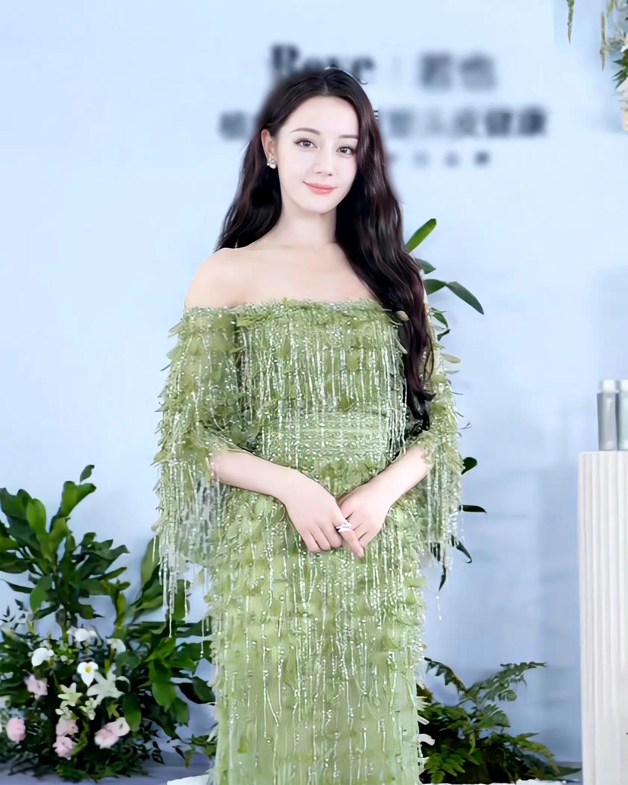 迪丽热巴绿野仙踪造型太美了[大金牙][赞]！
宝子们快把眼睛看过来！迪丽热巴这绿